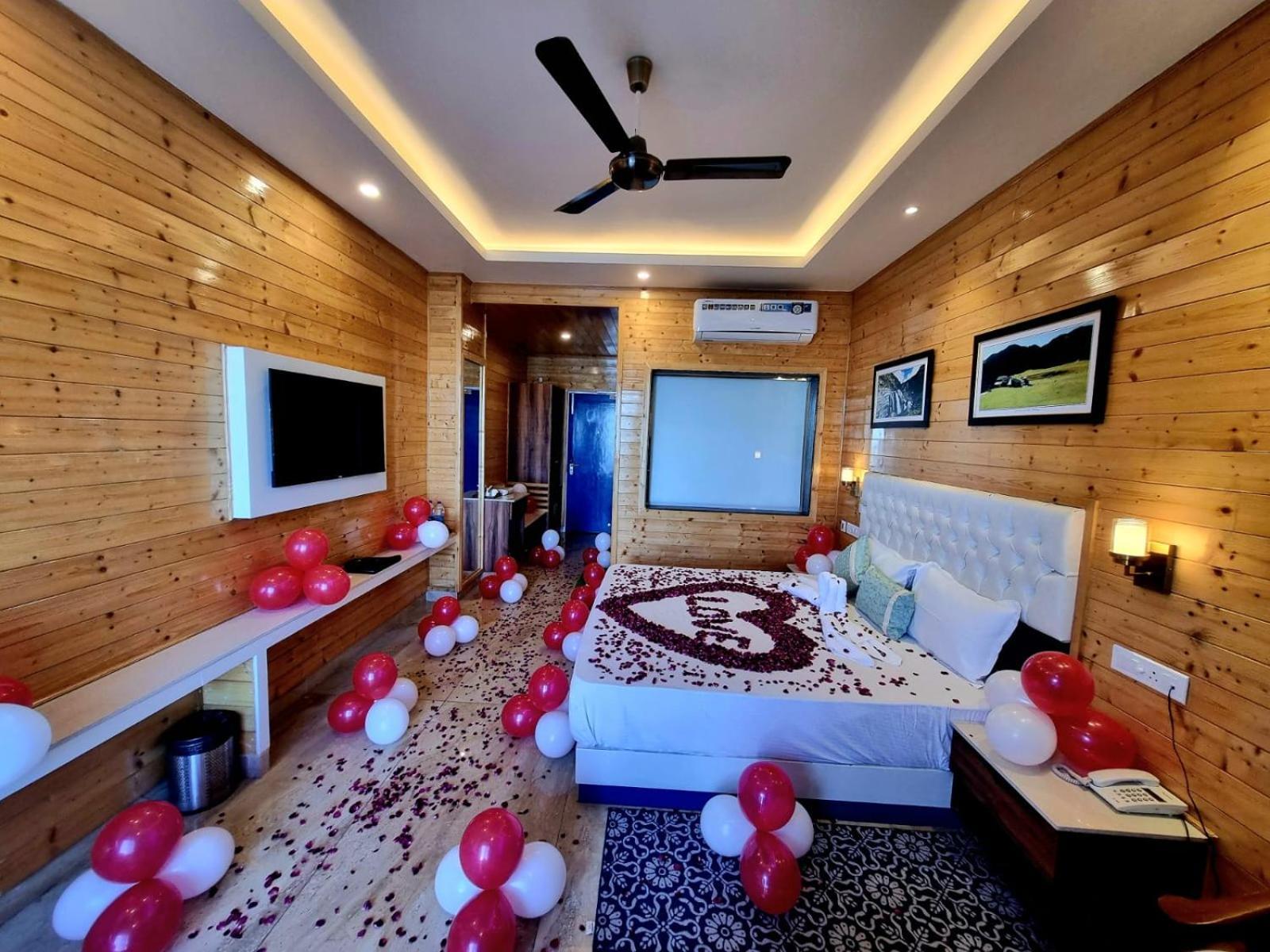 Hotel Wood Stock Luxury - A Boutique Property - Penthouse - Open Air Restaurant & Terrace Kasauli Exterior foto