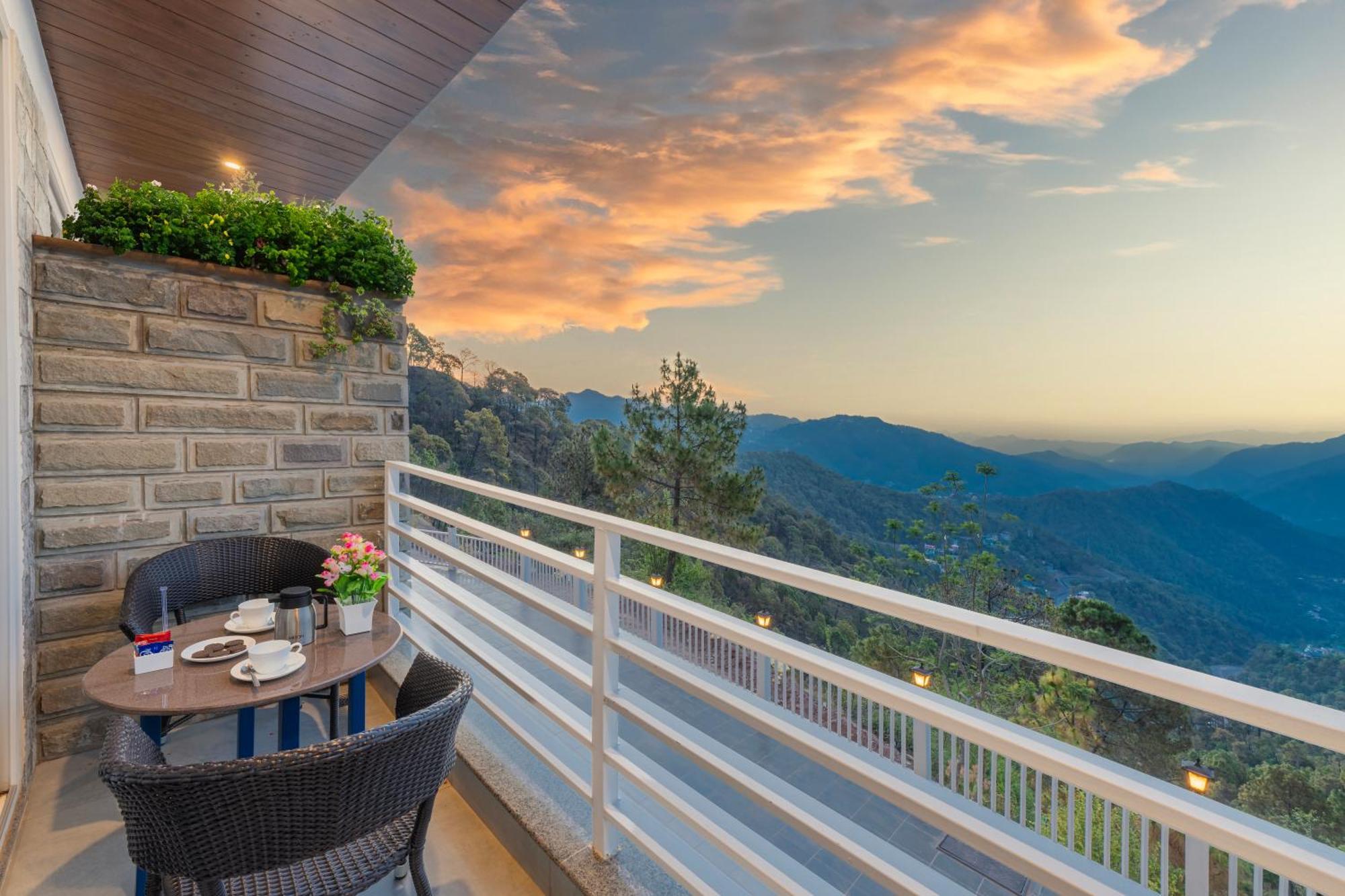 Hotel Wood Stock Luxury - A Boutique Property - Penthouse - Open Air Restaurant & Terrace Kasauli Exterior foto