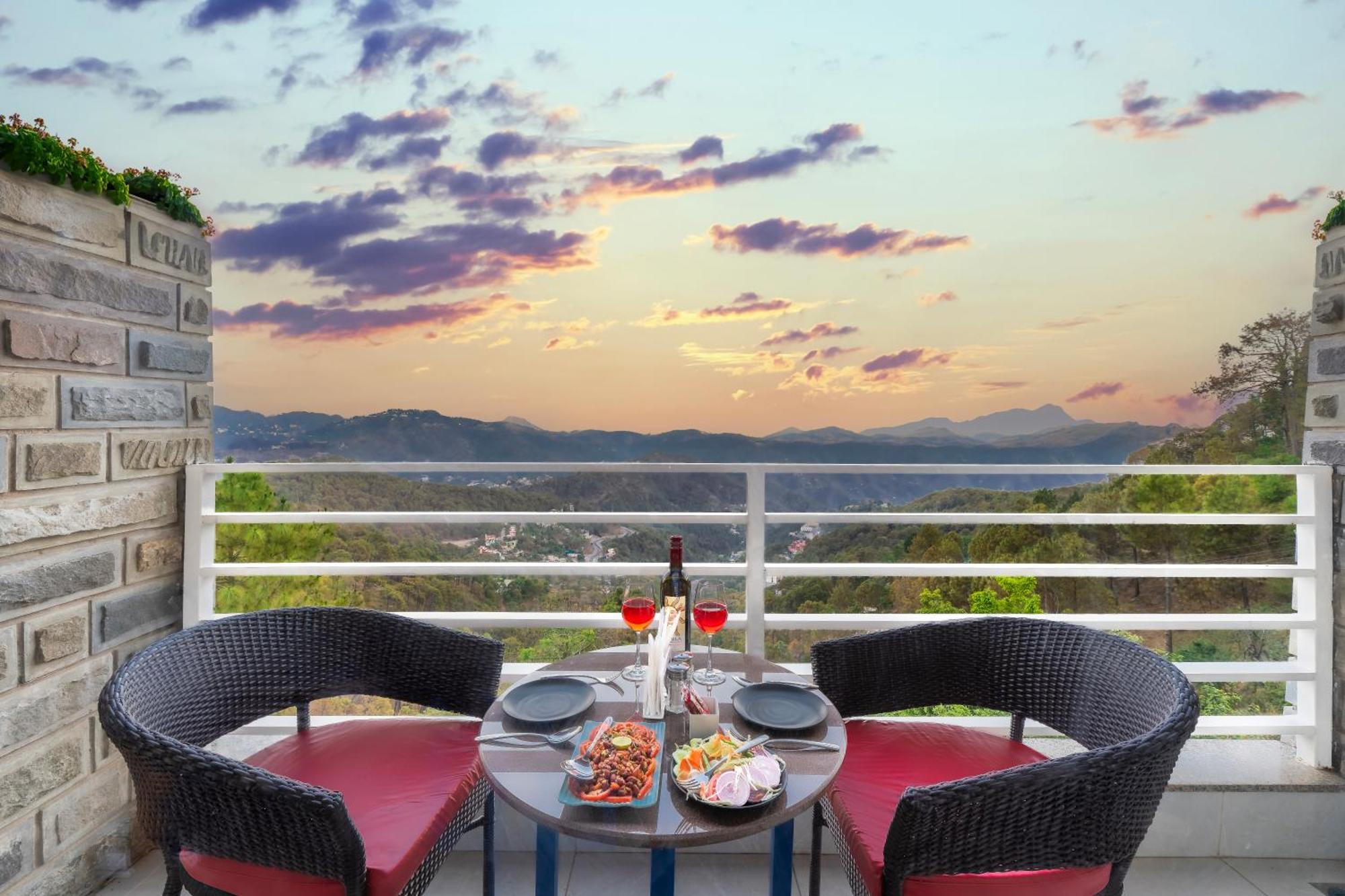 Hotel Wood Stock Luxury - A Boutique Property - Penthouse - Open Air Restaurant & Terrace Kasauli Exterior foto
