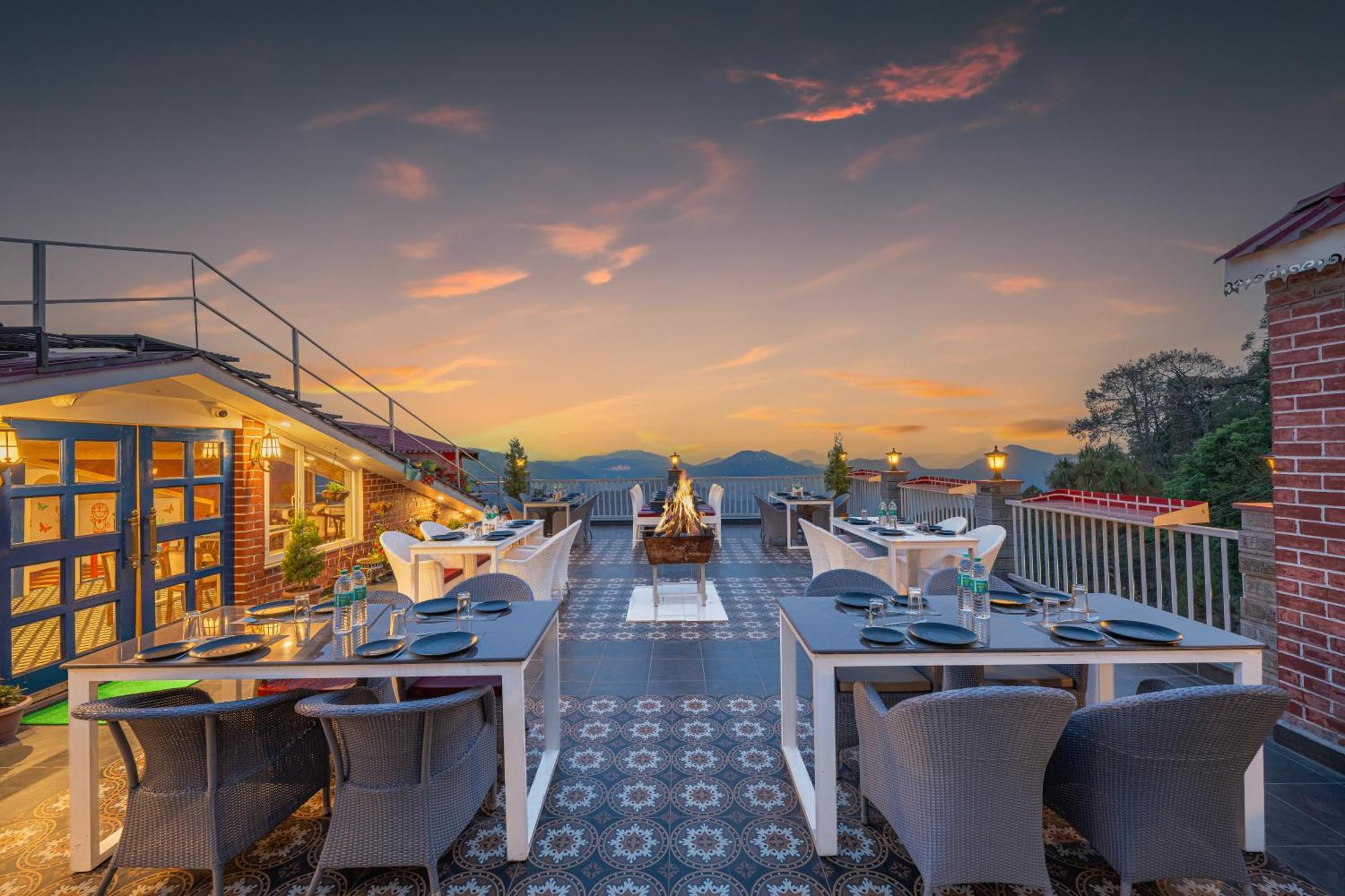 Hotel Wood Stock Luxury - A Boutique Property - Penthouse - Open Air Restaurant & Terrace Kasauli Exterior foto